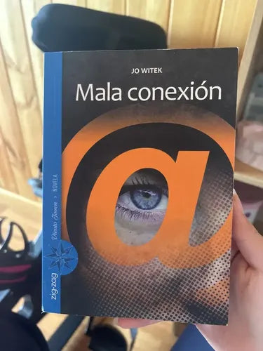 Mala Conexión / Jo Witek