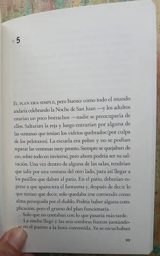 Tres Noches En La Escuela / Andrés Montero