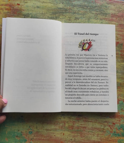 Veronica La Niña Bionica / Mauricio Paredes